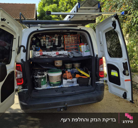 רכב עבודה פתוח עם כלים וחומרים לגג